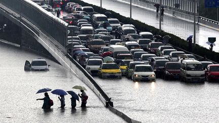 Une route inond&eacute;e &agrave; Wuhan (Chine), le 7 juillet 2013. (AFP)