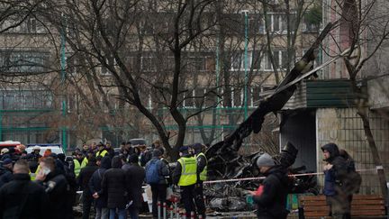 A Brovary, dans la banlieue de Kiev, un hélicoptère s'est écrasé près d'une école maternelle et d'un immeuble, mercredi 18 janvier, tuant au moins 14 personnes, dont le ministre de l'Intérieur Denys Monastyrsky. (OLEG PEREVERZEV / NURPHOTO / AFP)