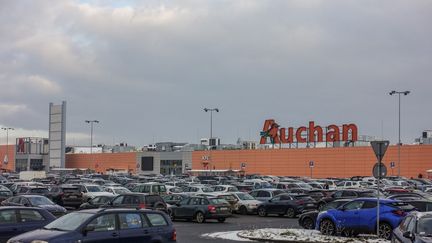 Le parking d'un supermarché Auchan à Gdansk, en Pologne, le 17 décembre 2022. (MICHAL FLUDRA / NURPHOTO / AFP)