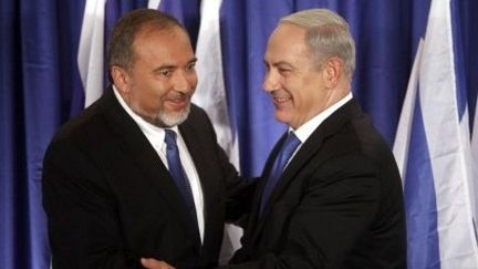 Benjamin Netanyahu et Avigdor Lieberman, son colistier pour les prochaines élections législatives. (LIOR MIZRAHI / AFP)