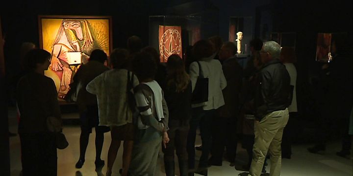 Les visiteurs peuvent découvrir dans une ambiance mystiques les objets primitifs collectés par le Musée du Quai Branly.
 (France 3 / Culturebox)