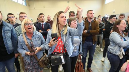 Les électeurs du Rassemblement national sont déçus à l'annonce des résultats du second tour de la présidentielle, le 24 avril 2022, à Hénin-Beaumont (Pas-de-Calais). (MAXPPP)