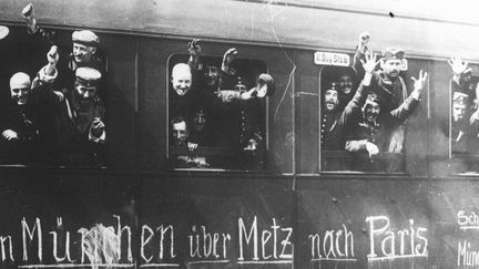 Soldats allemands quittant Munich, [en train, pour aller à Paris], 1914, photographie Agence Rol
 (BNF, dpt des Estampes et de la photographie)