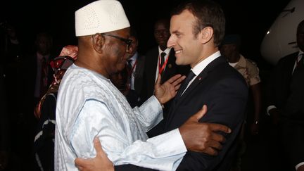 Emmanuel Macron accueilli par le président du Mali Ibrahim Boubacar Keita, à l'aéroport Modibo Keita, le 2 juillet 2017. (LUC GNAGO / POOL)