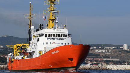 Le navire humanitaire "Aquarius" quitte le port de Marseille, le 1er août 2018.
 (BORIS HORVAT / AFP)