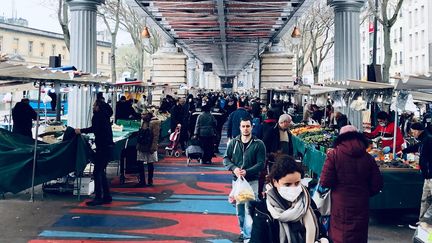 Le marché de Barbès, dans le 18e arrondissement de Paris, le 18 mars 2020. (MATTHIEU MONDOLONI / FRANCEINFO)