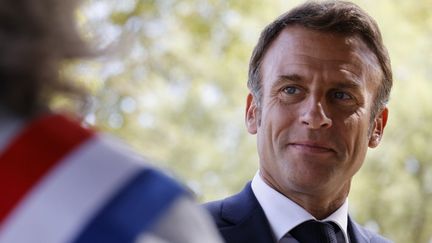 Le président de la République, Emmanuel Macron, lors de la visite d'un lycée à Orange (Vaucluse), le 1er septembre 2023. (LUDOVIC MARIN / POOL VIA AFP)