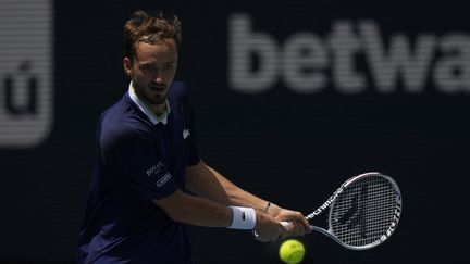 Daniil Medvedev lors de sa victoire en 1/16es de finale du Masters 1000 de Miami contre Pedro Martinez, le 28 mars 2022. (MARK BROWN / GETTY IMAGES NORTH AMERICA via AFP)