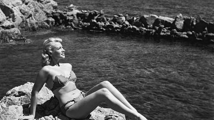 Un petit flashback pour terminer. En 1949, le festival se déroule début septembre, et le soleil est au rendez-vous. Les comédiennes se précipitent sur les plages, comme Martine Carol ici. Les photographes s'en donnent à coeur joie. 
 (LIDO/SIPA)