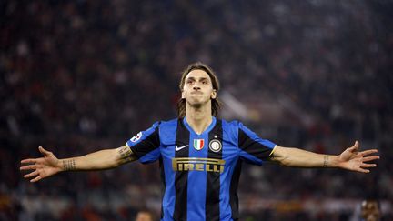 Après trois ans aux Pays-Bas, Zlatan Ibrahimovic devient la terreur du Calcio. Il signe d'abord à la Juventus en 2004, avant que le club piémontais ne soit relégué après un scandale de matchs truqués. Il ne tarde pas à rebondir en 2006 à l'Inter Milan. Rapidement indiscutable et adulé, il remporte cinq titres de champion d'Italie consécutifs (les deux premiers avec la Juve seront ensuite retirés du palmarès du club). Sa saison 2008-2009 est un carton plein : meilleur buteur de Serie A et meilleur joueur de la saison. (ANDREAS SOLARO / AFP)