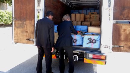 La camionnette contenant les 6 tonnes de r&eacute;sine de cannabis saisies par la police, lundi 27 juillet dans un commissariat de Marseille (Bouches-du-Rh&ocirc;ne). (CABINET DU PREFET DE POLICE DES BOUCHES-DU-RHONE / AFP))