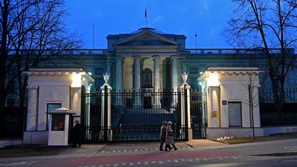 L'ambassade de Russie à Varsovie (Pologne) le 26 mars 2018. (JANEK SKARZYNSKI / AFP)