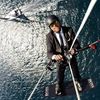 Alex Thomson survolant en kitesurf son "Hugo Boss", lors d'un spot de promotion.&nbsp; (AlexThomsonRacing)