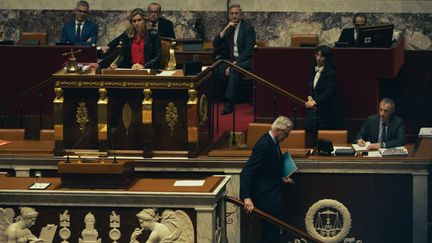 Le Premier ministre Michel Barnier quitte la tribune de l'Assemblée nationale, le 5 décembre 2024. (EDOUARD MONFRAIS-ALBERTINI / HANS LUCAS / AFP)