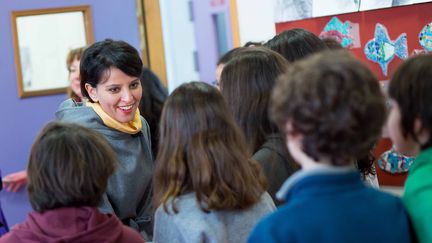 La ministre de l'Education nationale, Najat Vallaud-Belkacem, face aux &eacute;l&egrave;ves du coll&egrave;ge Paul-Bert, &agrave; Malakoff (Hauts-de-Seine), le 11 f&eacute;vrier 2015. (FRANCOIS LAFITE / MAXPPP)