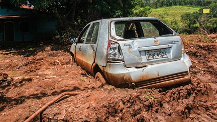 Une voiture coincée dans la boue, sur le Parque das Cachoeiras voisinage, le 18 mars 2019.&nbsp; (RODNEY COSTA / DPA / AFP)