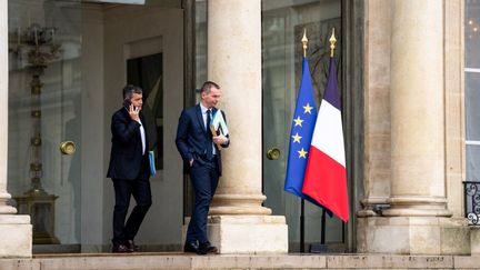 Le ministre de l'Intérieur, Gérald Darmanin, et le ministre du Travail, Olivier Dussopt, à la sortie de l'Elysée, le 13 avril 2022. (XOSE BOUZAS / HANS LUCAS / AFP)