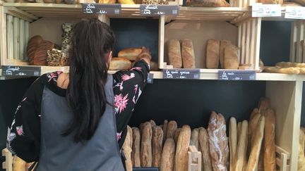 Une boulangerie présente les différents pains à vendre à Saint-Etienne (Loire). (GUILLEMETTE FRANQUET / RADIO FRANCE)