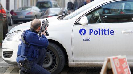 Un policier belge en poste à Forest, dans la banlieue de Bruxelles&nbsp;(Belgique), le 15 mars 2016, lors d'une opération anti-terroriste liée à l'enquête sur les attentats de Paris. (OLIVIER GOUALLEC / CITIZENSIDE / AFP)