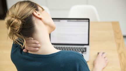 Le télétravail est l'une des alternatives à certains arrêts maladie proposées par une mission gouvernementale, dans un document que franceinfo a pu consulter. (Photo d'illustration) (COLLANGES / BSIP / AFP)