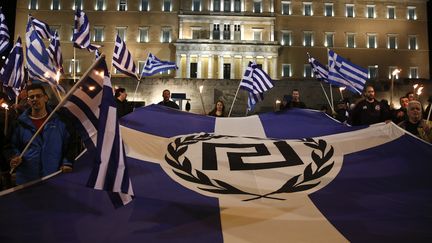 Des militants du parti n&eacute;onazi Aube dor&eacute;e manifestent, le 30 novembre 2013, devant le Parlement grec &agrave; Ath&egrave;nes (Gr&egrave;ce).&nbsp; (YORGOS KARAHALIS / REUTERS)