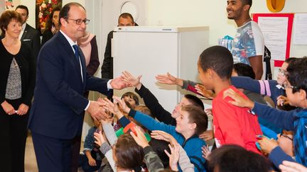 Le 9 octobre 2014, François Hollande visitait une école à Angoulême, dotée d'une unité d'enseignement destinée aux enfants autistes de 3 à 6 ans.
 (Nossant / SIPA)