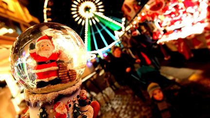 Le march&eacute; de No&euml;l de Douai (Nord), le 10 d&eacute;cembre 2012. (MAXPPP)