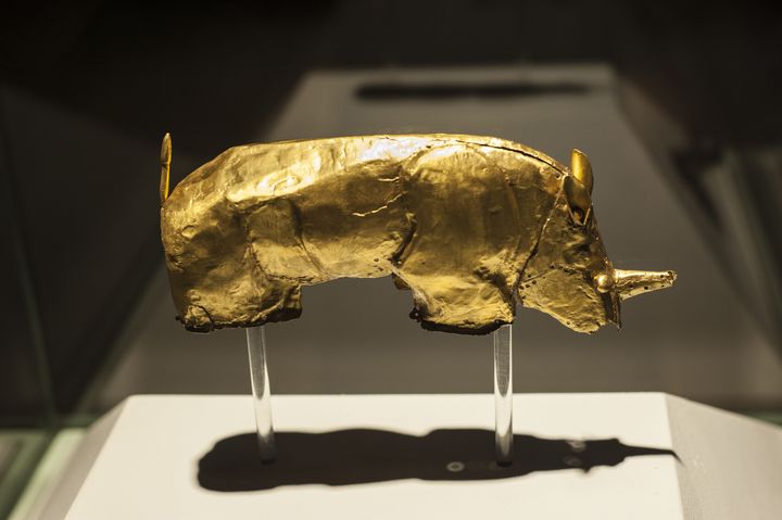 Le "rhinocéros d'or"&nbsp;exposé à l'université de Pretoria (Afrique du Sud) en septembre 2015. Cet objet, retrouvé dans les années 1930, aurait été fabriqué dans le nord du pays entre 1220 et 1290 de notre ère. (STEFAN HEUNIS / AFP)