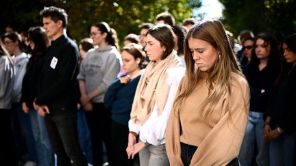 Élèves, parents et personnel éducatif se recueillent au collège-lycée Gambetta d'Arras. (CHRISTOPHE ARCHAMBAULT / AFP)