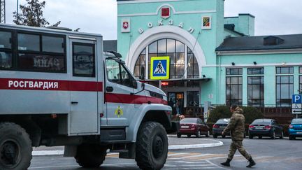 Un militaire russe devant la gare de Djankoï, en Crimée, en octobre 2022, . (STRINGER / AFP)