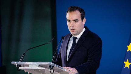 Le ministre des Armées Sébastien Lecornu, le 18 mars 2024 à Vincennes (Val-de-Marne). (AMAURY CORNU / HANS LUCAS / AFP)