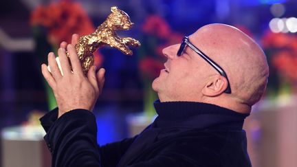 Gianfranco Rosi reçoit l'ours d'or 2016 à la Berlinale, février 2016
 (JENS KALAENE / DPA)