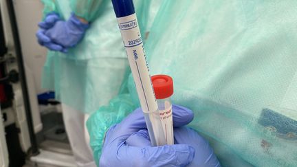 Un kit de test de dépistage du coronavirus à Annecy, en Haute-Savoie. (RICHARD VIVION / FRANCE-BLEU PAYS DE SAVOIE)