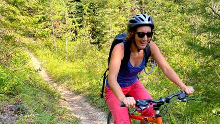 Charlotte Plombin en balade à vélo dans une forêt d'Alberta. (PLOMBIN)