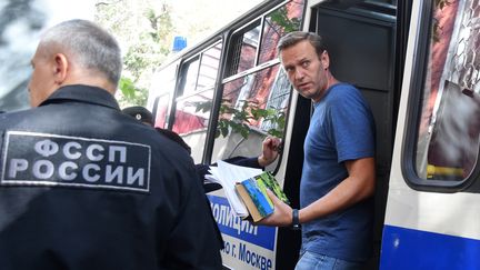 Le 27 août 2018, le chef de l'opposition russe Alexei Navalny se présente devant le tribunal pour son procès à Moscou.&nbsp; (VASILY MAXIMOV / AFP)