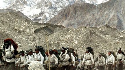 au retour d’un entrainement, le 4 octobre 2003.

Les 5.000 soldats indiens et 2.000 soldats pakistanais vivent dans des contions très difficiles. Sur le glacier, la température peut descendre parfois jusqu'à -60 degrés.

Le manque d'oxygène, les crises cardiaques ou les avalanches sont les principales causes de décès. En moyenne, un soldat indien meurt tous les jours et un soldat pakistanais tous les trois ou quatre jours.

Seuls quelques dizaines de militaires sont morts lors des conflits sur le glacier. (REUTERS/Pawel Kopczynski)