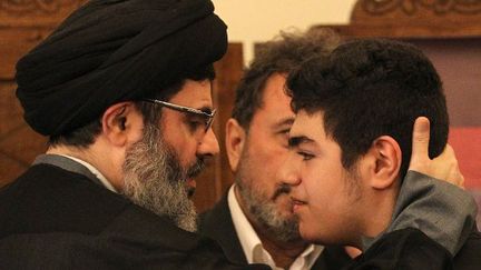 Le président du Conseil exécutif du Hezbollah, Sayyed Hashem Safieddine, présente ses condoléances à Ali Badreddine, le 13 mai 2016 dans la banlieue de Beyrouth, après l'assassinat de son père Mustafa Badreddine, commandant militaire en chef du Parti de Dieu, à Damas le même jour.  (ANWAR AMRO/AFP)