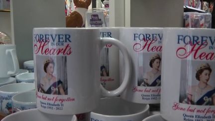 Mort d'Elizabeth II : les magasins de souvenirs et les fleuristes pris d'assaut