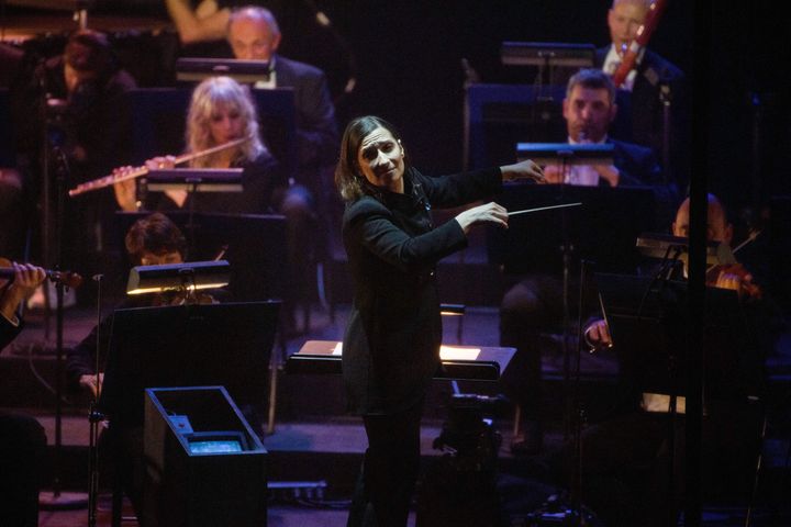 La cheffe&nbsp;Ariane Matiakh dirige l'orchestre philharmonique de Nice lors des 29e Victoires de la musique classique le 9 mars au Grand Théâtre de Provence à Aix-en-Provence. (CLEMENT MAHOUDEAU / AFP)