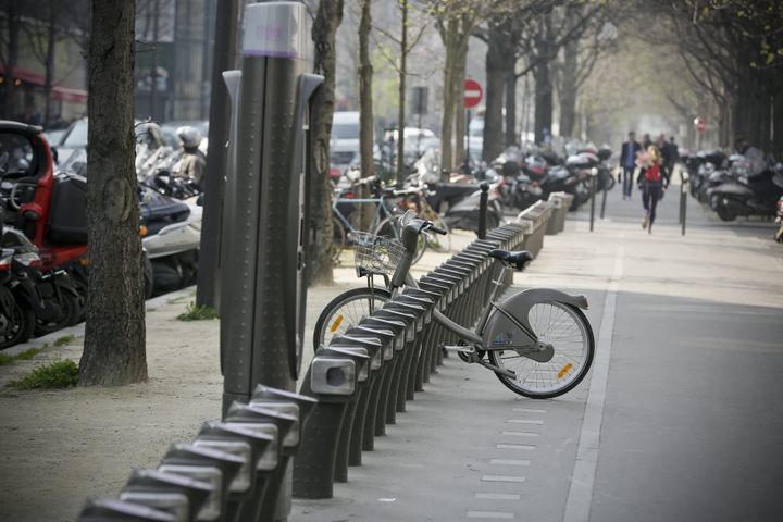 Onze ans après leur lancement à Paris, les vélos en libre-service (Vélib’), un service pour lequel on peut s’abonner pour 29 euros par an, sont largement utilisés dans la capitale. Problème, pas toujours facile de trouver un vélo disponible près de chez soi si on n’a pas anticipé. (THOMAS PADILLA / MAXPPP)