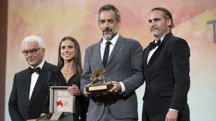 Le réalisateur Todd Phillips, avec le Lion d'or, récompensé à la Mostra de Venise (Italie) pour son film "Joker", avec&nbsp;Joaquin Phoenix, le 7 septembre 2019. (STRINGER / ANADOLU AGENCY / AFP)