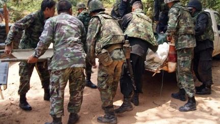 Des soldats thaïlandais évacuent un blessé, touché par des tirs à la frontière Thaïlande-Cambodge, le 22 avril 2011. (AFP)