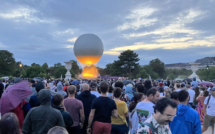 La vasque olympique prête à décoller sous les yeux de centaines de visiteurs, à Paris, le 3 août 2024. (LAURENCE HOUOT / FRANCEINFO CULTURE)