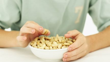 Apr&egrave;s six mois de traitement, les enfants pouvaient tol&eacute;rer des doses quotidiennes de 800 mg d'arachide, soit l'&eacute;quivalent de cinq cacahu&egrave;tes. (GEORGE DOYLE / STOCKBYTE / GETTY IMAGES)