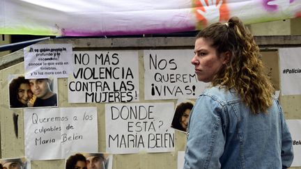 Des militants des droits de la femme tiennent un sit-in de protestation devant le bureau du procureur général à Quito, en Equateur, le 16 septembre 2022, contre la disparition d'une femme dans une école de formation de la police. (RODRIGO BUENDIA / AFP)