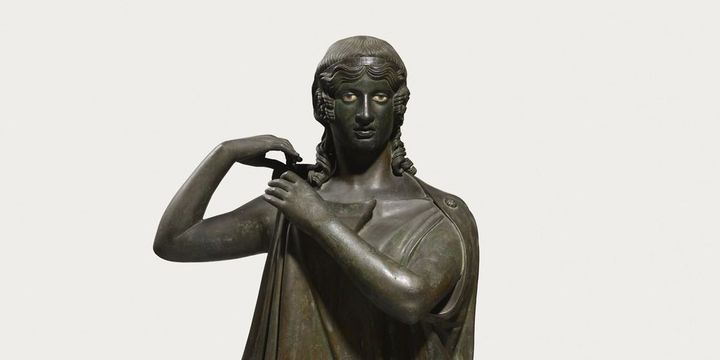 Statue en bronze (Ier siècle avant J.-C.), provenant de la villa des Papyrus à Herculanum. Elle représente une femme en train d'attacher sa robe
 (Soprintentendenza Speciale per i Beni Archeologici di Napoli e Pompei - Trustees of the British Museum)