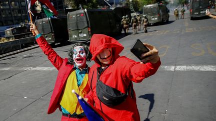 Des manifestants chiliens, le 30 octobre 2019, à&nbsp;Santiago, au Chili. (EDGARD GARRIDO / REUTERS)