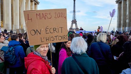 Des personnes se sont rassemblées pour célébrer l'inscription du droit à l'avortement dans la Constitution française, près de la Tour Eiffel, place du Trocadéro à Paris, le 4 mars 2024. (ADNAN FARZAT / NURPHOTO / AFP)