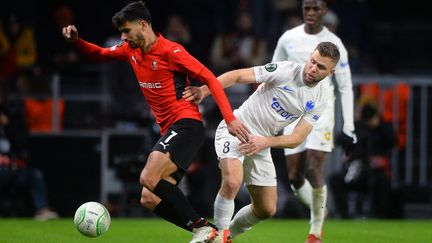 Le Rennais Martin Terrier au duel avec un joueur du Vitesse Arnhem, en Ligue Europa Conférence, le jeudi 25 novembre. (JEAN-FRANCOIS MONIER / AFP)