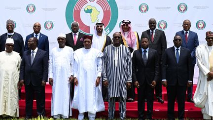 Les chefs d'Etat de huit pays membres de la Cédéao, posent pour la photo le 14 septembre 2019 à Ouagadougou au Burkina Faso.&nbsp;De Gauche à droite : Ibrahim Boubacar Keita du Mali, Alassane Ouattara de la Côte d'Ivoire, Idriss Deby du Tchad, Mahamadou Issoufou&nbsp;du Niger, Roch Marc Christian Kabore&nbsp;du Burkina Faso, Faure Gnassigbe&nbsp;du Togo, Macky Sall&nbsp;du Sénégal, et Muhammadu Buhari&nbsp;du Nigeria.&nbsp; (ISSOUF SANOGO / AFP)